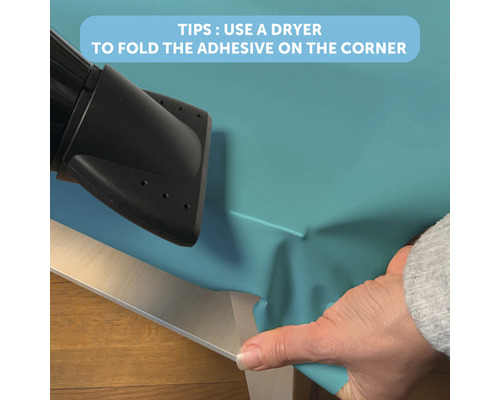 Användningstips för självhäftande film: Använd en hårtork för att vika filmen i hörnet.