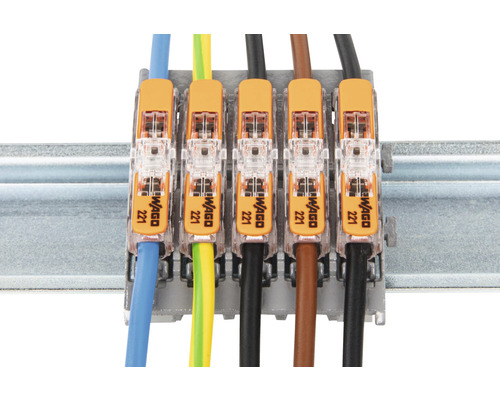 WAGO logoklämmor med olika kablar på DIN-skena