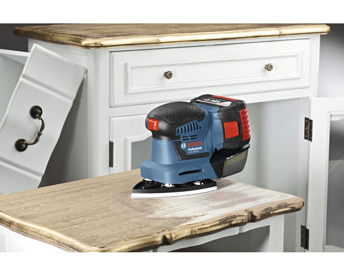 Bosch Professional batteridriven excenterslipmaskin på en arbetsbänk