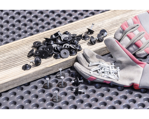 Distansbrickor för trallbrädor med skruvar och arbetshandskar