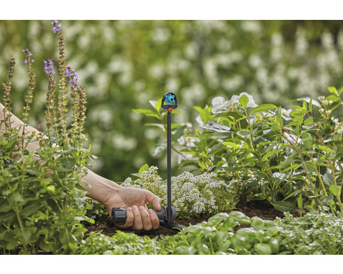 Trädgårdsbevattning med flerområdesspridare i blomsterrabatt