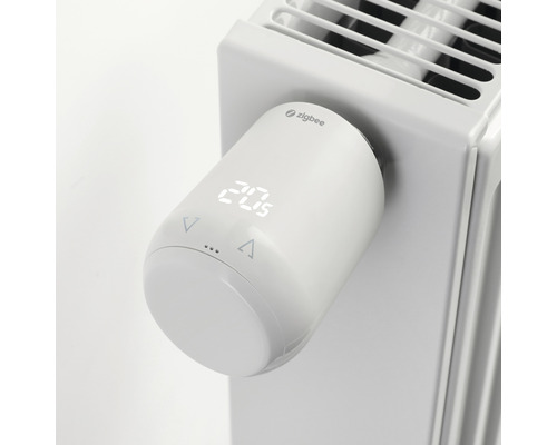 Elektronisk radiatortermostat med digital display och Zigbee-logotyp på radiatorn