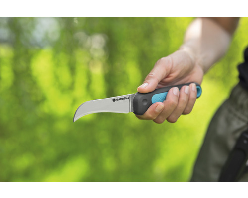Hand håller Gardena ympkniv