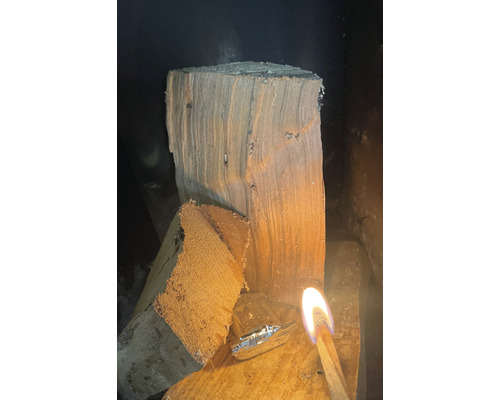 Ved tänds med en tändare