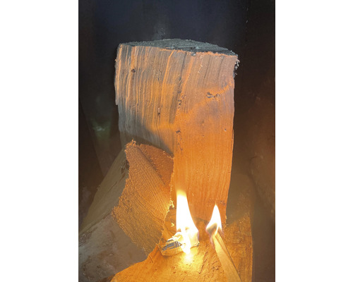 Brinnande ved i elden