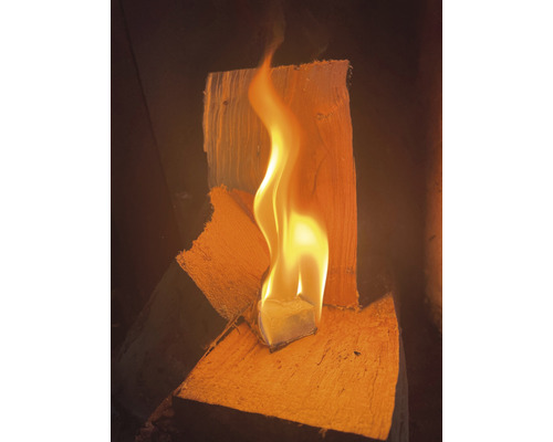 Brinnande tändved mellan vedträn