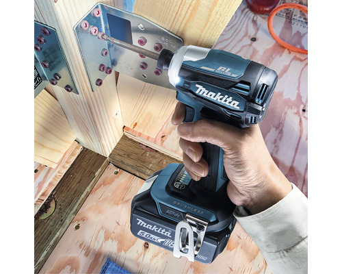 Makita Logo. En person använder en sladdlös mutterdragare för att fästa ett anslutningselement.