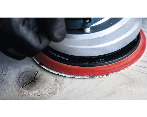 Närbild av en excenterslip som bearbetar trä