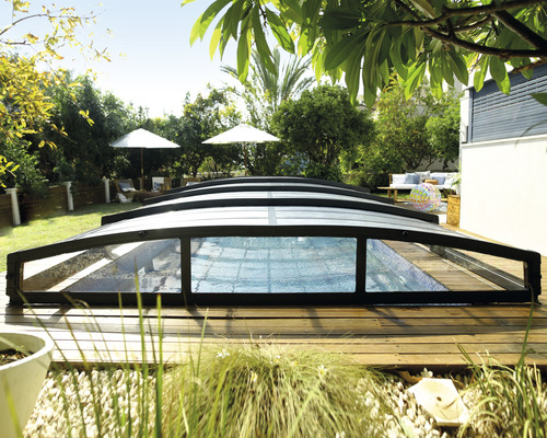 Pool med poolskydd i trädgården