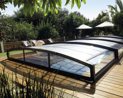 Pool med poolskydd på trädäck