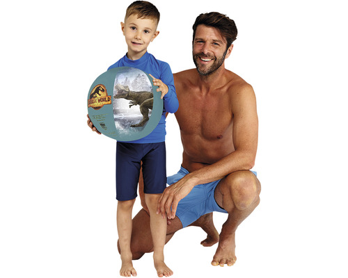 Far och son med en Jurassic World boll