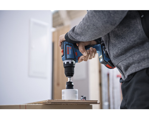 Batteridriven borrmaskin med hålsåg i drift