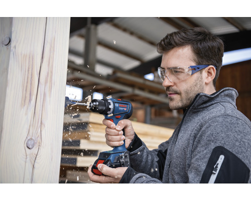Man borrar i trä med sladdlös skruvdragare