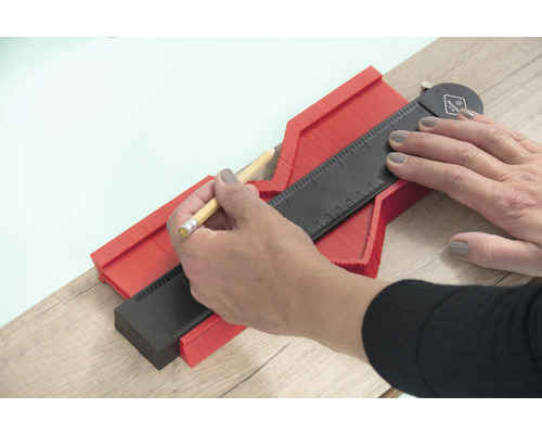 En person använder en konturmätare för att överföra former.