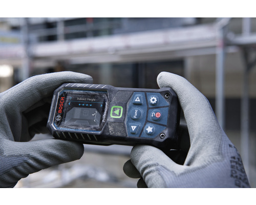 En person håller en Bosch Professional laseravståndsmätare i handen