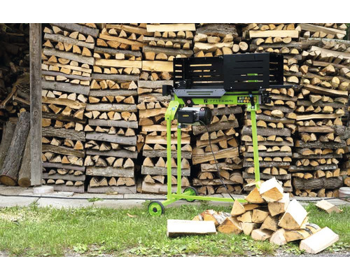 Vedklyv framför en vedstapel