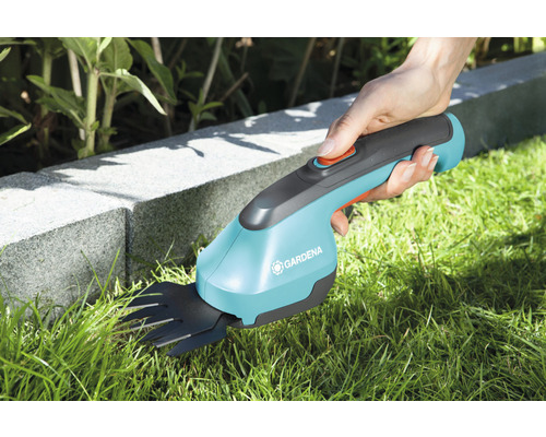Gardena batteridriven grässax används för att klippa gräs