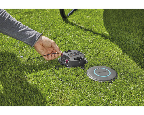 Installation av Gardena robotgräsklippare med avgränsningskabel på gräsmatta