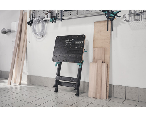 Arbetsbänk med trämaterial i en verkstad