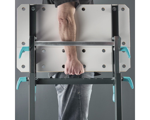 En person bär en arbetsbänk.