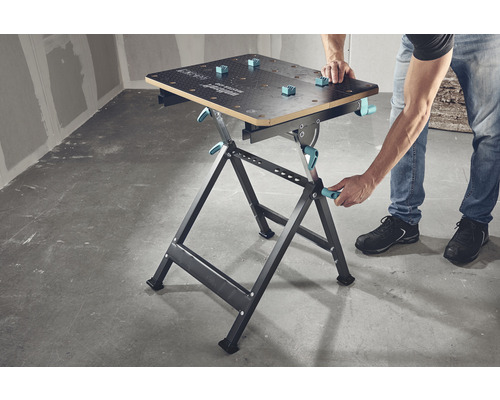 Wolfcraft Master 650 arbetsbänk med en person som använder den