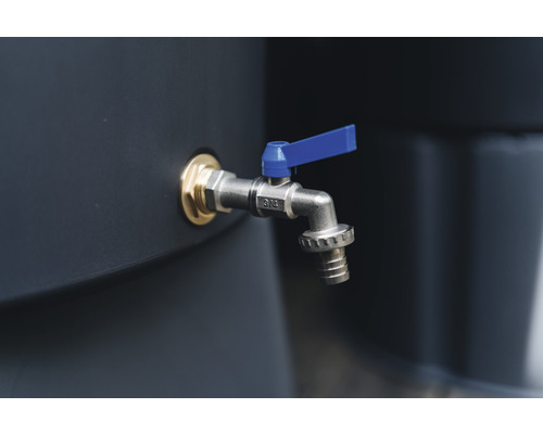 Metallkran med blått handtag på regnvattentank