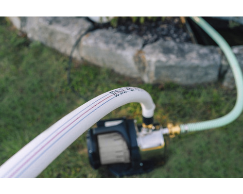 Trädgårdspump med trädgårdsslang utomhus