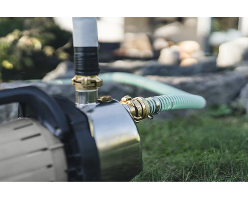 Trädgårdspump med anslutna slangar utomhus