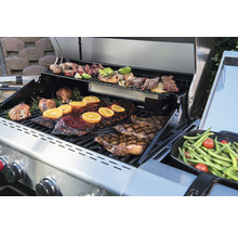 Grill med grillade produkter som kött, korv och grönsaker