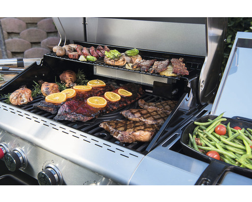 Grill med grillade produkter som kött, korv och grönsaker