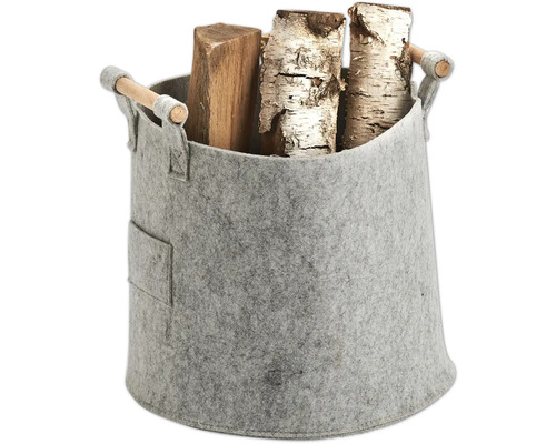 Vedkorg i filt med trähandtag och vedträn