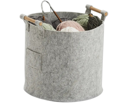 Grå filtkorg med trähandtag och garn