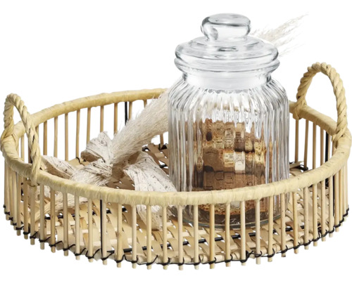 Dekorativ rottingbricka med glasbehållare och torkade blommor