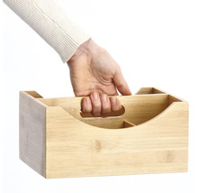Hand håller en förvaringslåda i trä