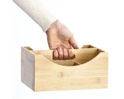 Hand håller en förvaringslåda i trä