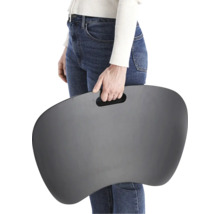 En person håller en grå laptopkudde med handtag