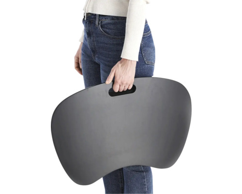 En person håller en grå laptopkudde med handtag