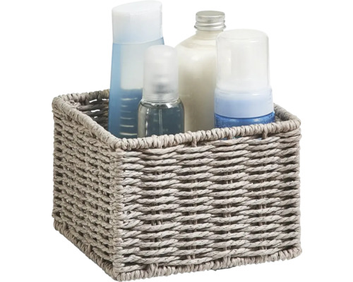 Flätad korg med diverse badrumsprodukter för förvaring
