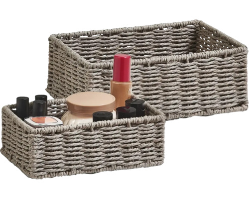 Två flätade förvaringskorgar med kosmetiska produkter