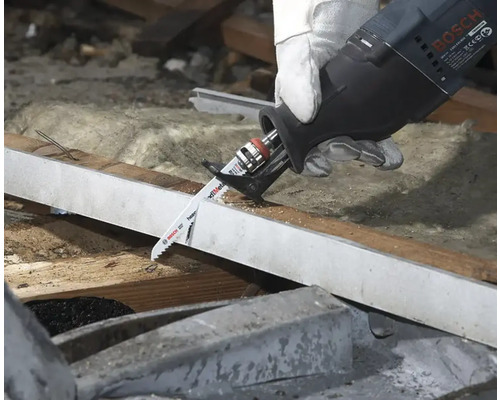 En person använder en tigersåg för att skära ett arbetsstycke. Verktyg för byggnadsarbeten.