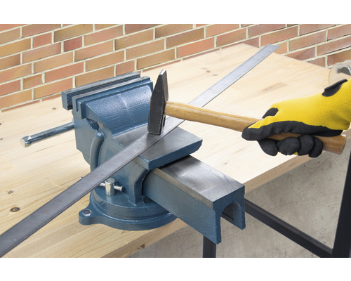 Arbetsbänk med skruvstäd, hammare och metallbit