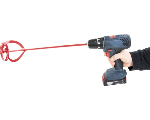 En borr med en färgblandare hålls av en hand.