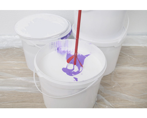 Färgblandare i en färgburk med färg