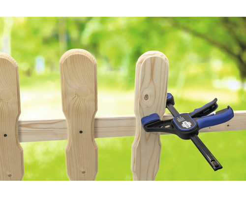 Trästaket fästs med en enhandsspänne