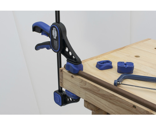 Rörtång med metallsåg och rörstöd på en arbetsbänk