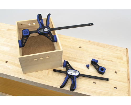 Trälåda med enhandsspännen på en arbetsbänk