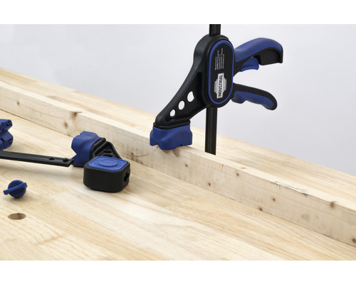 Arbetsbänk med snabbspännare för fixering av trä