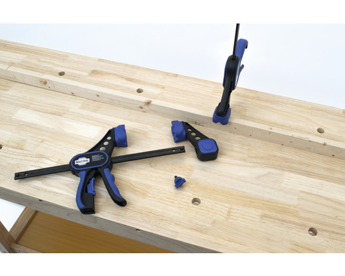 Arbetsbänk med enhandstvingar för fixering av trä