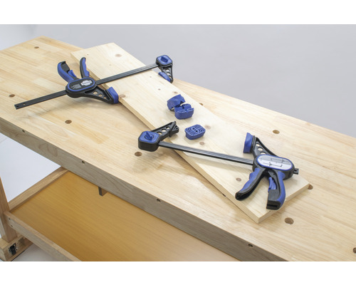 Arbetsbänk med två enhandsspännen och tillbehör för att fixera trä