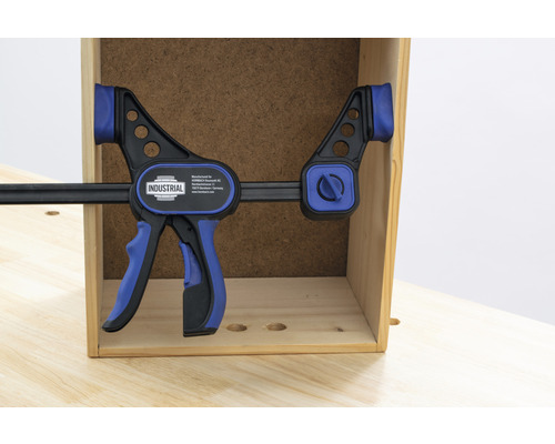 En INDUSTRIAL spännspak fixerar ett arbetsstycke.